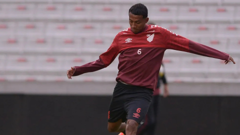 El ecuatoriano Bryan García durante un entrenamiento con el Athletico Paranaense.