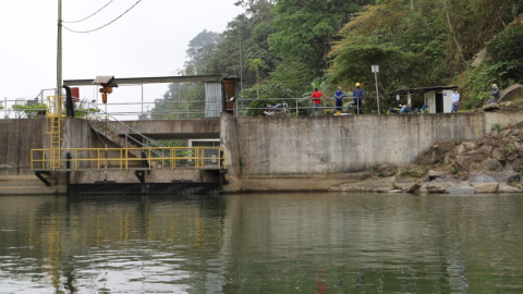 Obras de captación de la Central Hidroeléctrica San José de Tambo, cantón Chillanes, provincia de Bolívar.