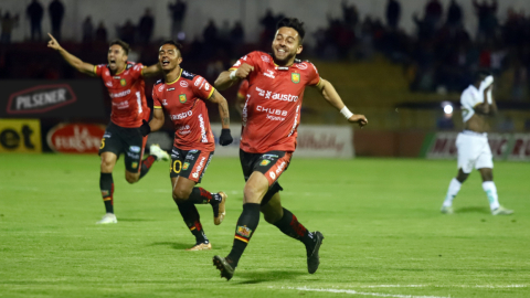 Nicolás Dávila celebra su gol en el partido del Deportivo Cuenca ante Mushuc Runa, el 12 de mayo de 2023.