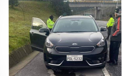 La Policía inspecciona el auto de dos esposos desaparecidos, en la Ruta Viva, este 12 de marzo de 2023.