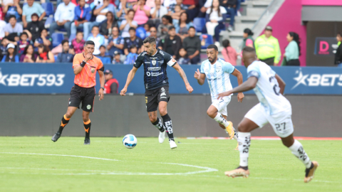 Cristian Pellerano, de Independiente, domina un balón en el partido contra Guayaquil City, el 14 de mayo de 2023.