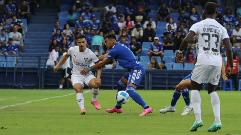 Los jugadores de Emelec y Liga disputan un balón en la Fecha 10 de la LigaPro, el 14 de mayo de 2023.