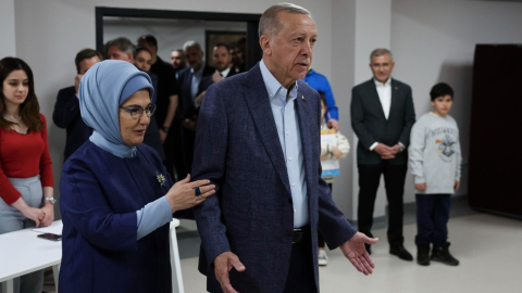 El presidente turco Tayyip Erdogan y su esposa Emine, en el recinto electoral.