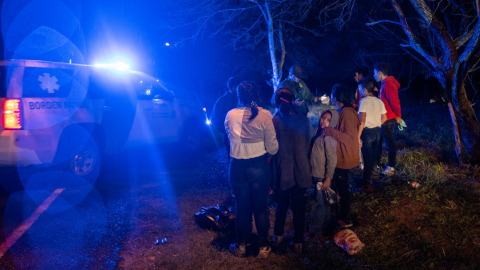 Agentes de la Patrulla Fronteriza ponen bajo custodia a un grupo de migrantes indocumentados, el 12 de mayo de 2023, en la frontera entre México y Estados Unidos.