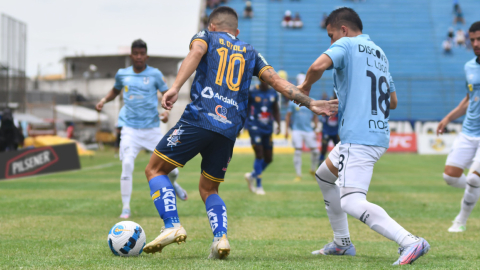 Brian Oyola y Layan Manuel Loor disputan un balón en la Fecha 10 de la LigaPro, el domingo 14 de mayo de 2023.