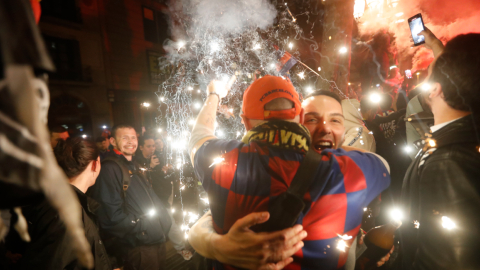 Hinchas del FC Barcelona festejan el campeonato de su club en la Fuente de Canaletas, el 14 de mayo de 2023.