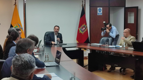 El alcalde de Quito, Pabel Muñoz, durante una reunión con los representantes del operador del Metro de Quito, de la constructora y de la Empresa Metro de Quito, el 15 de mayo de 2023.