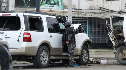 Miembros de la Policía en el lugar del atentado que sufrió el alcalde de Durán, Luis Chonillo, el 15 de mayo de 2023. 