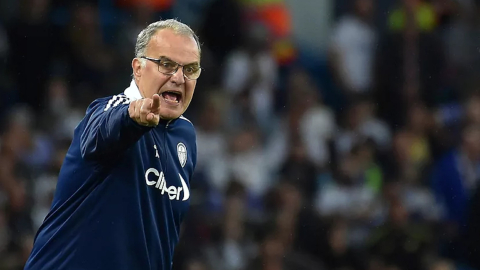 El entrenador Marcelo Bielsa dando indicaciones en un partido del Leeds.