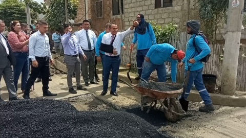 El alcalde de Portoviejo, Javier Pincay, en un recorrido de obras el 15 de mayo de 2023.