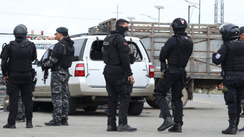 Agentes de la Policía custodian el vehículo en el que fue atacado el alcalde de Durán, Luis Chonillo, la mañana del 15 de mayo de 2023.