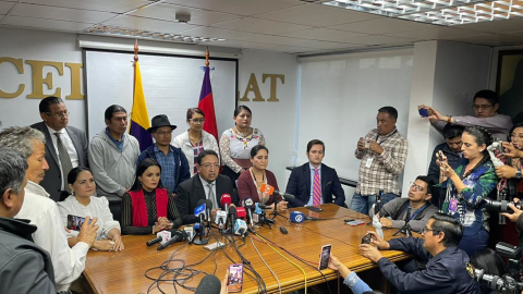 El expresidente de la Asamblea, Virgilio Saquicela, en rueda de prensa después de la muerte cruzada, este 17 de mayo de 2023.