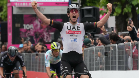 El ciclista Pascal Ackermann, del UAE Emirates, celebra tras ganar la Etapa 11 del Giro de Italia, el 17 de mayo de 2023.