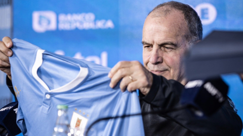 El entrenador, Marcelo Bielsa, recibe la camiseta de Uruguay durante su presentación como nuevo técnico, el 17 de mayo de 2023.