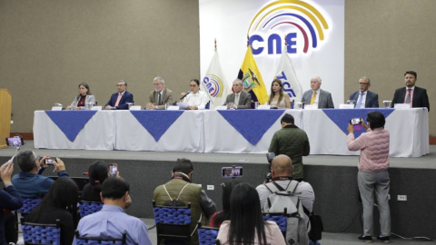 Los integrantes del Consejo Nacional Electoral y del Tribunal Contencioso Electoral durante una rueda de prensa por las nuevas elecciones, el 17 de mayo de 2023. 