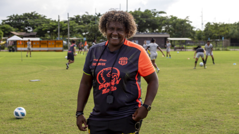 Wendy Villón sonríe durante un entrenamiento de Barcelona femenino, en Guayaquil, en mayo de 2023.