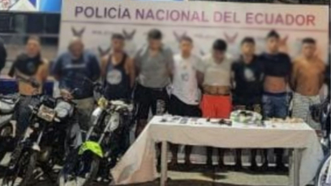 Nueve integrantes de la banda 'Los Águilas' en la sede policial en Guayaquil, el 18 de mayo de 2023. 