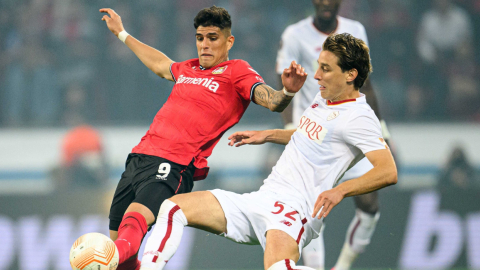 Piero Hincapié (izq), durante el partido del Bayer Leverkusen ante la Roma por la Europa League, el 18 de mayo de 2023.