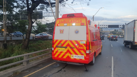 Una ambulancia en el ingreso del puente de la Unidad Nacional, entre Samborondón y Guayaquil, el 19 de mayo de 2023. 