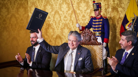 El presidente Guillermo Lasso durante la firma del proyecto de Ley para el Fortalecimiento de la Economía Familiar, en Quito, el 11 de mayo de 2023. 