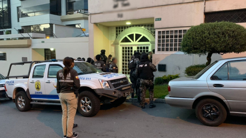 Policías y agentes de Fiscalía en los exteriores de la casa de Pedro Merizalde, en Quito, el 19 de mayo de 2023. 