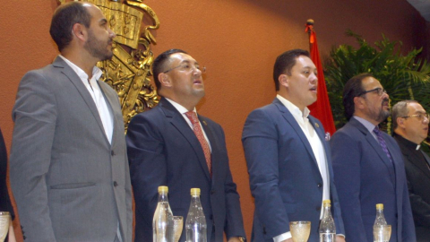 Juan Cristóbal Lloret, prefecto del Azuay; Cristian Zamora, alcalde de Cuenca (centro), y Paúl Carrasco, gobernador del Azuay, el 14 de mayo de 2023. 