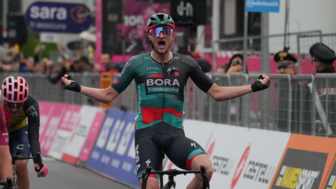 El corredor alemán Nico Denz festeja su triunfo en la Etapa 14 del Giro Italia, el 20 de mayo de 2023.