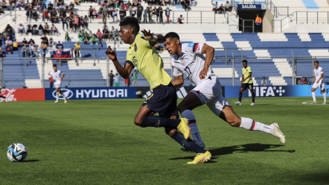 Nilson Angulo, de Ecuador, se saca una marca de encima en el Mundial Sub 20 de Argentina, el 20 de mayo de 2023.