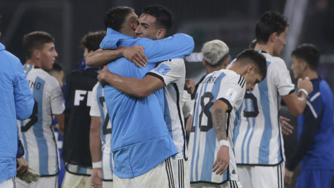 Los jugadores argentinos se abrazan después del triunfo ante Uzbekistán, el 20 de mayo de 2023.