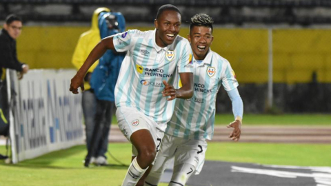 Los jugadores de Universidad Católica celebran un gol ante Emelec, en el Atahualpa, el 20 de mayo de 2023.