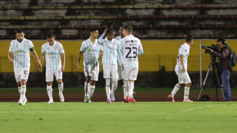 Los jugadores de Universidad Católica celebran un gol ante Emelec, en el Atahualpa, el 20 de mayo de 2023.