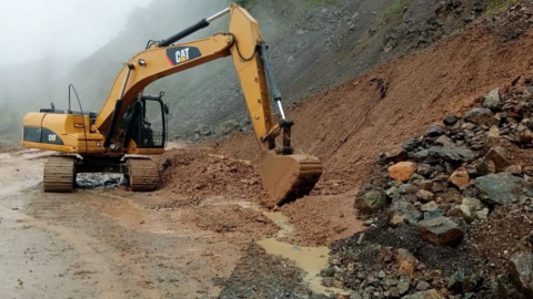 Trabajos de limpieza en el kilómetro 90 de la vía Cuenca-Molleturo-El Empalme, el 2 de mayo de 2023. 