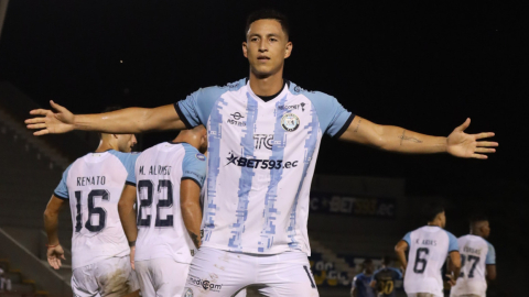 Miguel Parrales, de Guayaquil City, festeja un gol ante El Nacional, el domingo 21 de mayo de 2023.