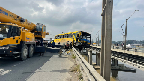 Maquinaria de la CTE retira bus accidentado en el puente de la Unidad Nacional, el 22 de mayo de 2023. 