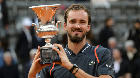 Daniil Medvedev posa con el trofeo tras ganar la final ante Holger Rune en el Abierto de tenis de Italia en Roma, el 21 de mayo de 2023.