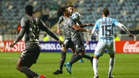 José 'Choclo' Quintero controla un balón en el partido de Liga de Quito ante Magallanes por Sudamericana, el 23 de mayo de 2023.