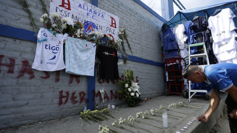 Un hombre rinde homenaje a los fallecidos en el estadio Cuscatlán en la capital de El Salvador, el 22 de mayo de 2023.