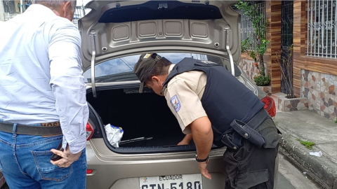 Imagen referencial. Un miembro de la Policía Nacional, durante un operativo a vehículos en Guayaquil. 