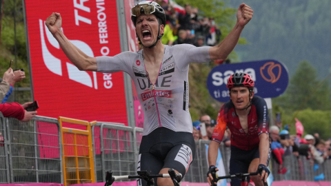 Joao Almeida festeja la victoria en la Etapa 16 del Giro de Italia, el 23 de mayo de 2023. 