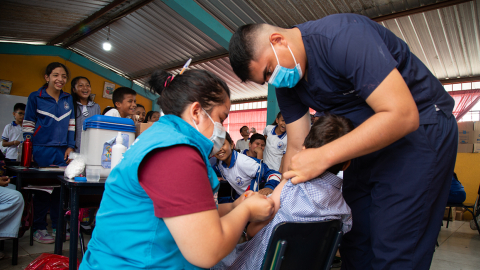 Un niño recibe la vacuna contra el sarampión, el 22 de mayo de 2022 en Guayaquil.