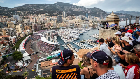 Aficionados ven el Gran Premio de Mónaco de la Fórmula 1 en el Circuito callejero de Montecarlo.