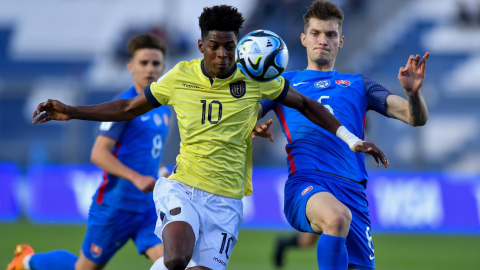 Nilson Angulo, de Ecuador, disputa una pelota ante Eslovaquia en el Mundial Sub 20, el 23 de mayo de 2023.