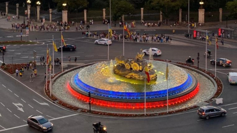 Colores de la bandera de Ecuador en la fuente de Cibeles, en Madrid, España, el 24 de mayo de 2023. 