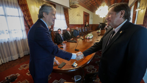 El presidente Guillermo Lasso, junto al nuevo ministro de Transporte, César Rohon, en Carondelet, Quito, 24 de mayo de 2023. 