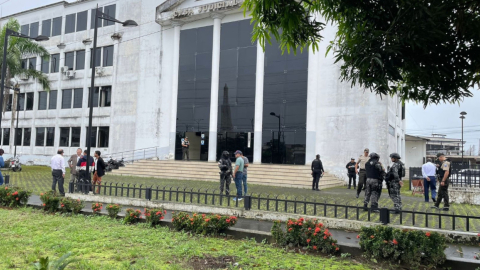 Policías en los exteriores de la Casa Judicial de Quevedo, tras una amenaza de bomba, el 24 de mayo de 2023. 