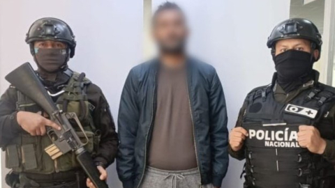 Dos policías junto al detenido en Carchi, buscado por el delito de terrorismo, 24 de mayo de 2023. 