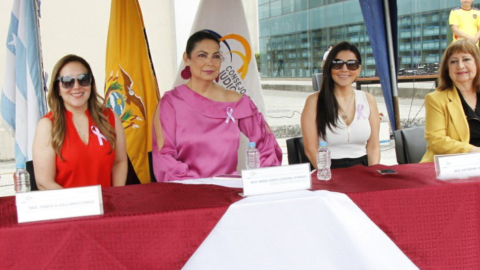 María Josefa Coronel (centro y de rosado) en una actividad del Consejo de la Judicatura en Guayas, el 25 de noviembre de 2022. 