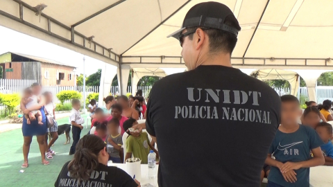 Agentes de la Unidad de Investigación de Delitos Transnacionales dan charlas sobre los peligros de la migración irregular en Manta, Manabí. 