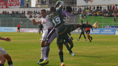 Jugadores de Orense y Cumbayá disputan una pelota en el área, el 27 de mayo de 2023. 