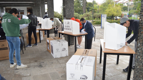 Imagen del desarrollo de las elecciones seccionales y referendo constitucional el 5 de febrero de 2023 en Cuenca.